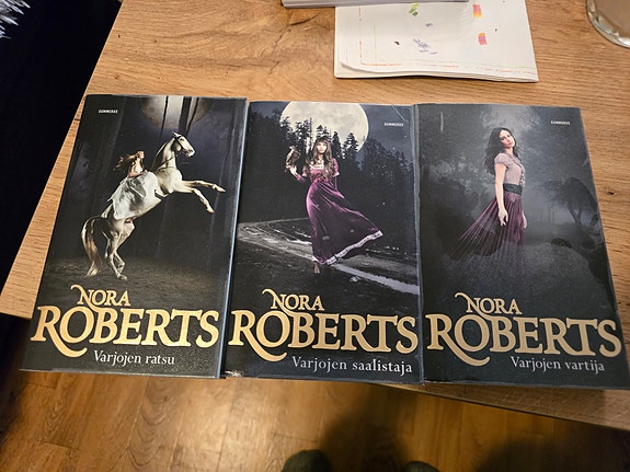Nora Roberts Varjojen-Trilogia