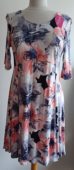 Uusi kellohelmainen mekko,XXL  ja XXXL