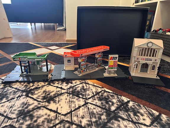 Matchbox bensa- & linja-auton asema + tuntematon rautatieasema
