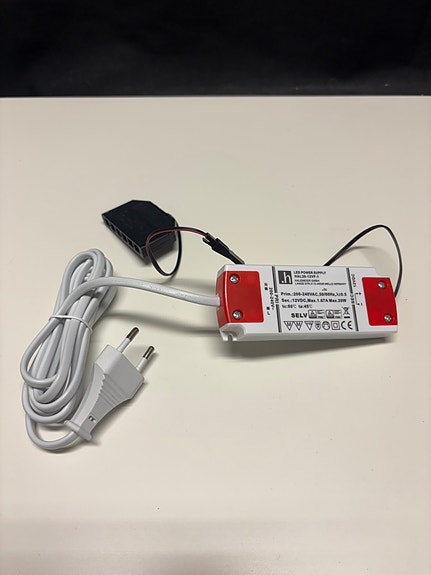 Halemeier 12V LED virtalähde + 6-porttinen jakoblokki 20W