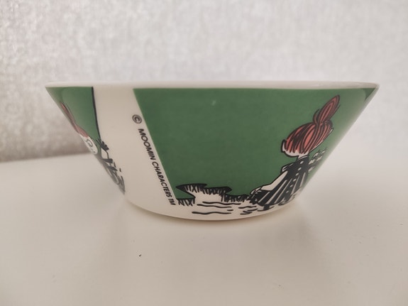 Muumikulho pikkumyy liukumäessä
