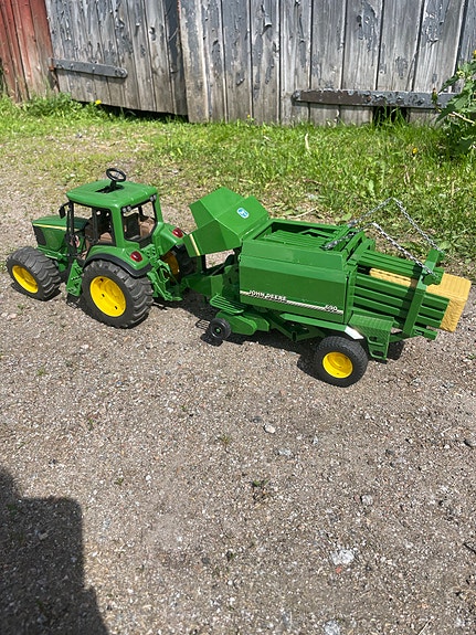 John Deere traktori  ja paalikone