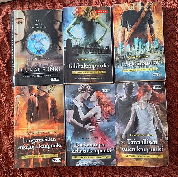 Cassandra Clare Varjojen kaupungit -kirjasarja, 6 kirjaa (suomeksi)
