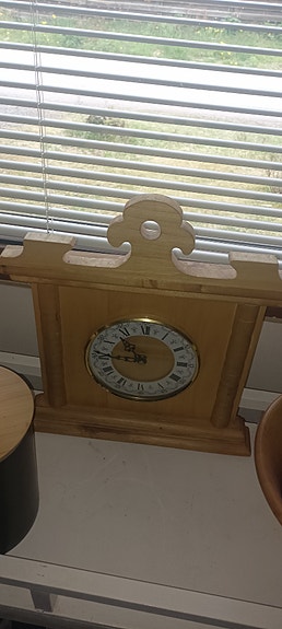 Puinen seinäkello roomalaisin numeroin