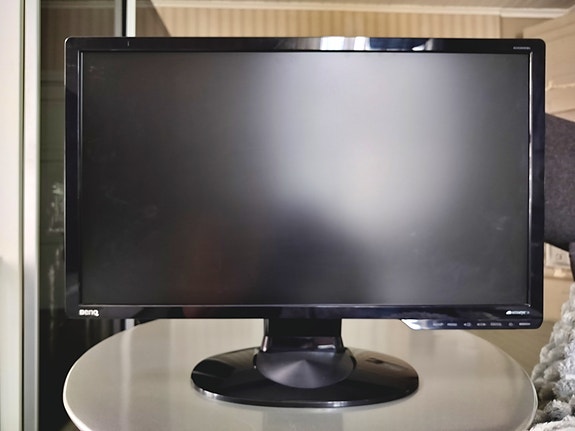 24" BenQ G2420HDBL Full HD -näyttö jalustalla + johdot (DVI & VGA)