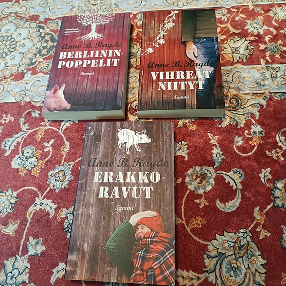 Anne B. Ragde Berliininpoppelit, Vihreät niityt ja Erakkoravut kirjasarja
