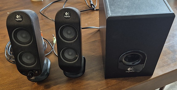 Logitech 2.1 kaiutinjärjestelmä