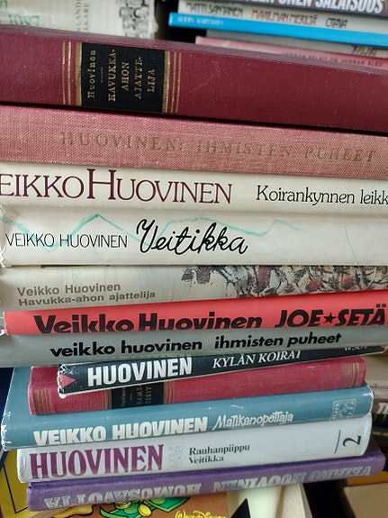 Veikko Huovinen kirjoja pino vitosella