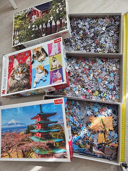 2 isoa laatikkoa palapelia  puzzle