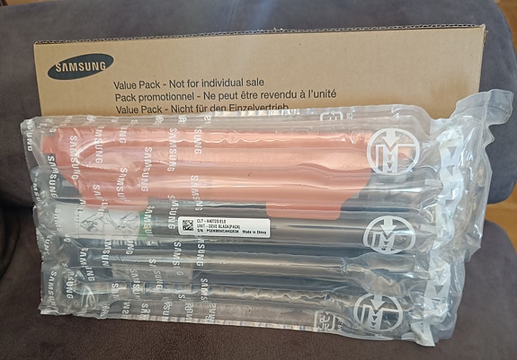 Uusi Samsung värikasetti lasertulostimeen
