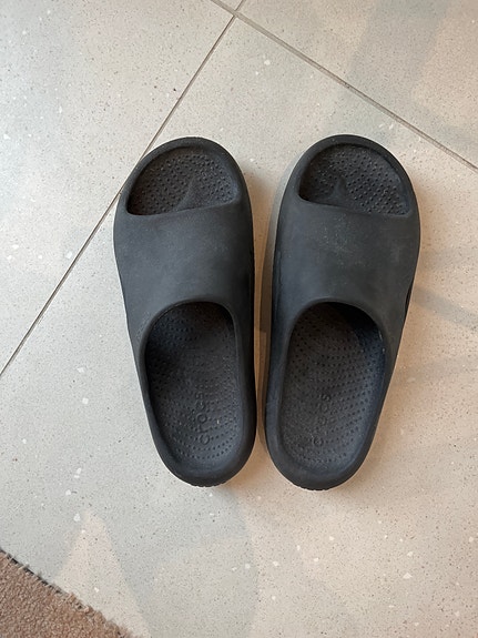 Crocs mellow slides musta