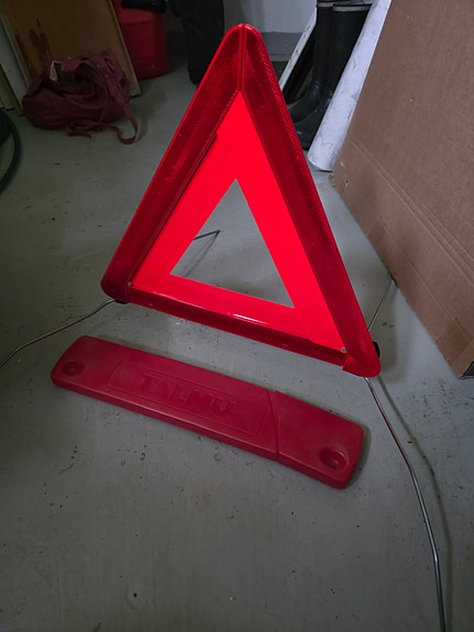 Punainen varoituskolmio autoon