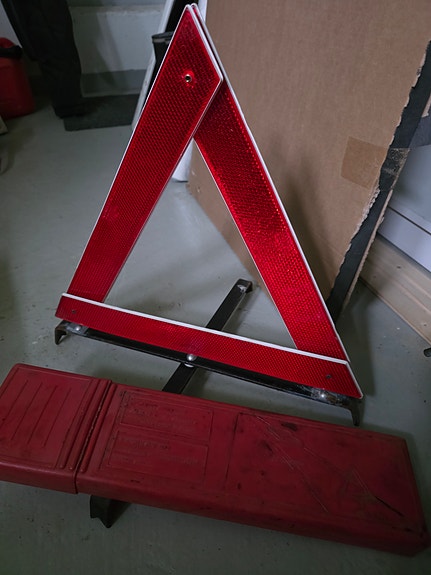 Heijastava varoituskolmio autoon