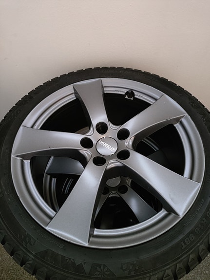 Hyvät nastarenkaat 235/45R18 8x18 et42 (esim V60,V90)