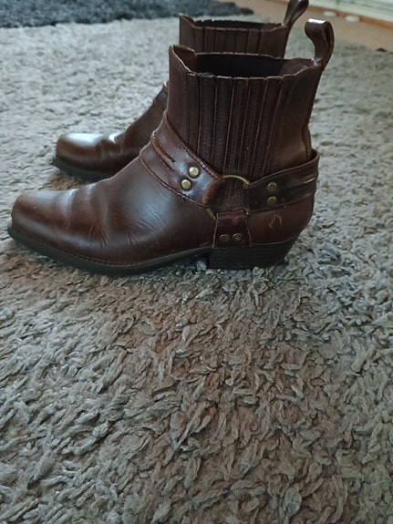 Ruskeat bootsit