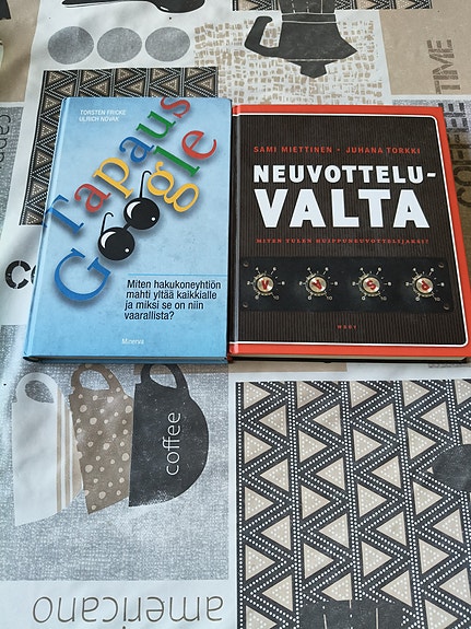 Kaksi kappaletta uusia kovakantaisia kirjoja.