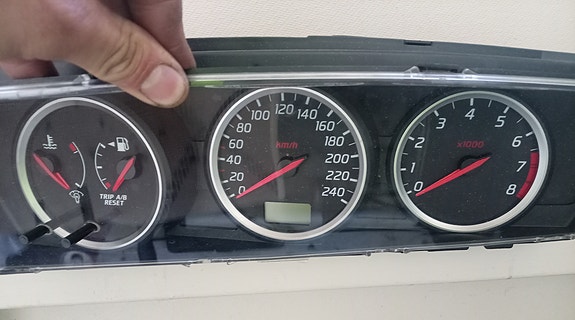 Nissan Primera P12 1.8 mittaristo