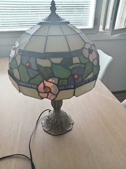 Myydään Tiffany valaisin