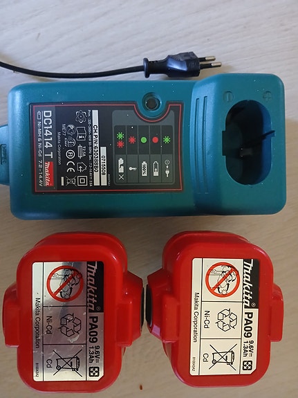 Makita laturi + 2 akkua