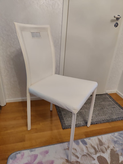 Valkoinen ruokapöydän tuolit