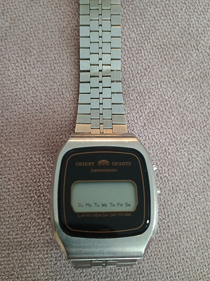 Orient vintage digitaalinen rannekello teräsrannekkeella