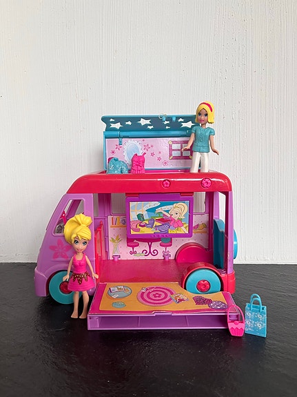Polly Pocket matkailuauto ja kaksi nukkea
