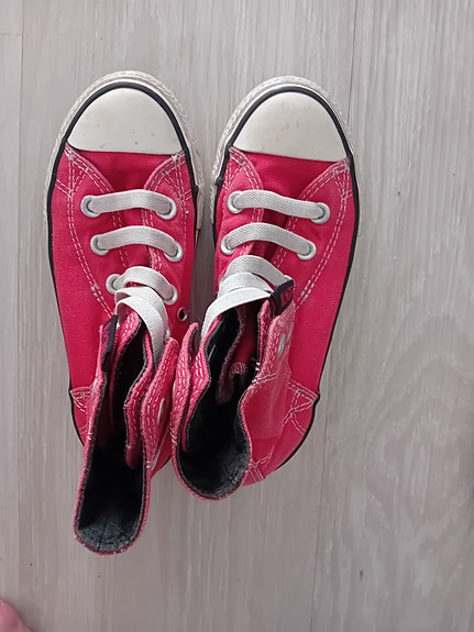 Punaiset Converse kengät