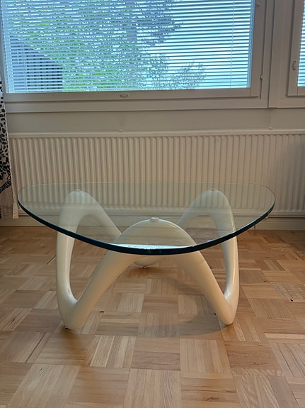 Lasinen sohvapöytä