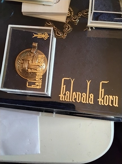 Komea Kalevalakoru Hannunvaakuna riipus pronssia ilman ketjua.