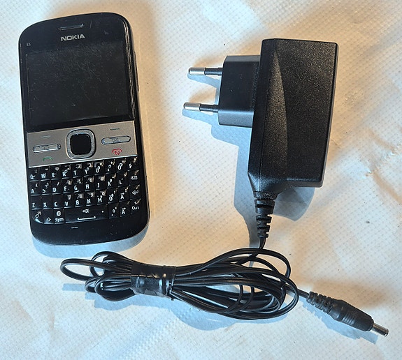 Nokia E5-00 QWERTY-puhelin + AC-3E-laturi