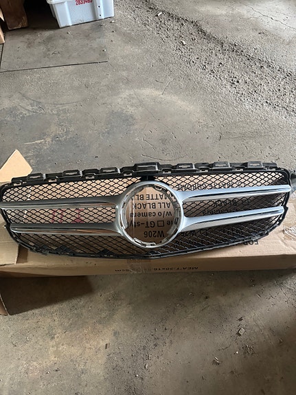 Mercedes-Benz etusäleikkö / maski