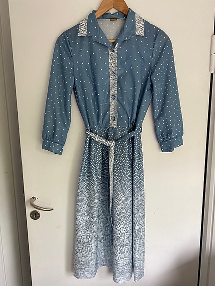 Sininen pilkullinen mekko S