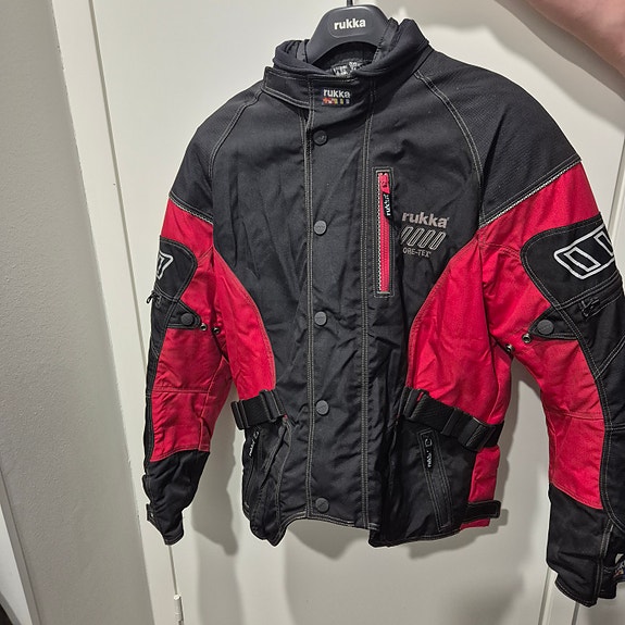 Rukka cordura goretex ajopuku musta–punainen