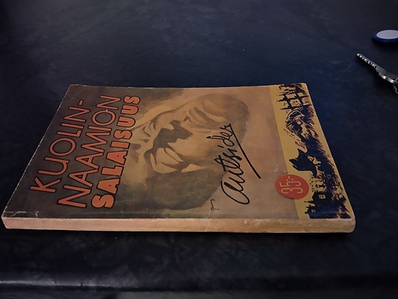 Outsider: Kuolinnaamion Salaisuus.