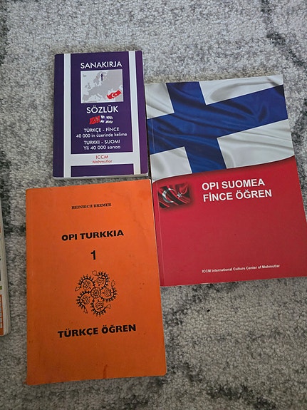 Turkki–suomi sanakirja ja Opi suomea / Opi turkkia -kirjat