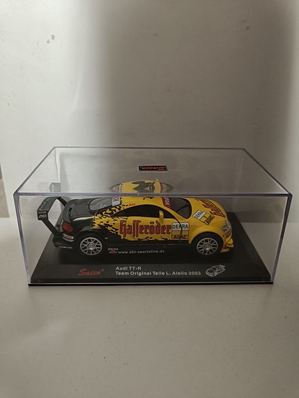 saico Audi TT-R Team Abt Sportsline pienoismalli vitriinissä