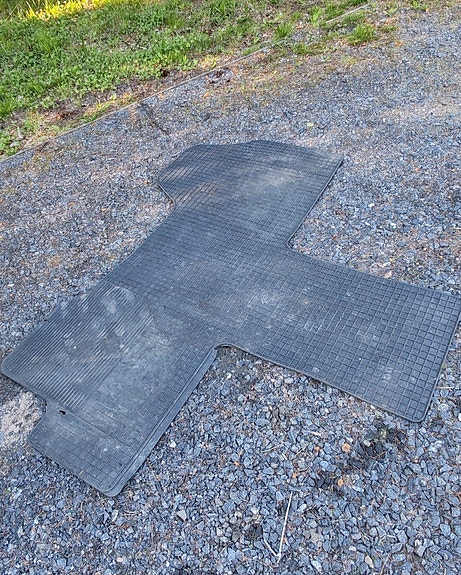 Pakettiauton kumimatto