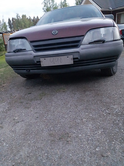 opel omega a 2.0i sedan myydään osina