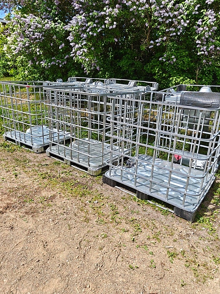 Muutama ibc metallihäkki