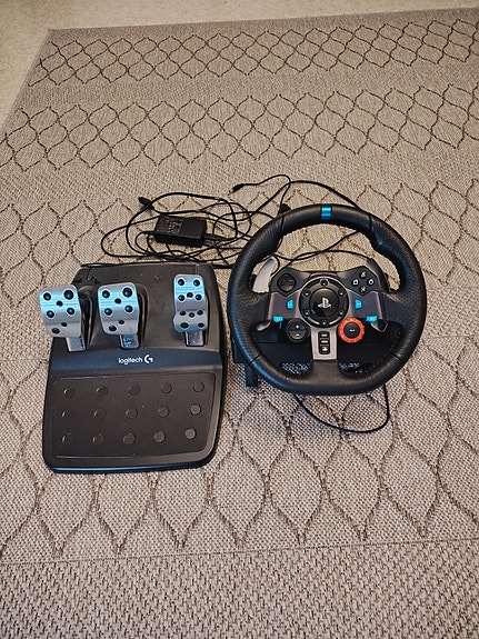Logitech G29 rattiohjain ja polkimet PS4/PS3/PC