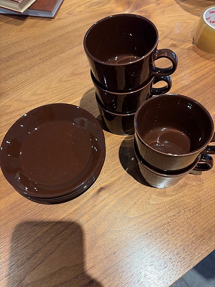 Iittala Teema ruskeat kahvikupit ja aluslautaset
