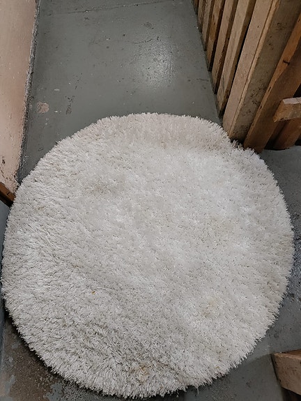 pyöreä valkoinen nukkamatto