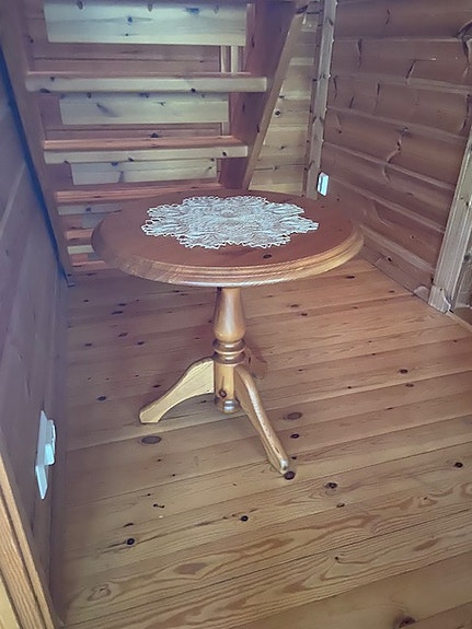 Pyöreä pikkupöytä