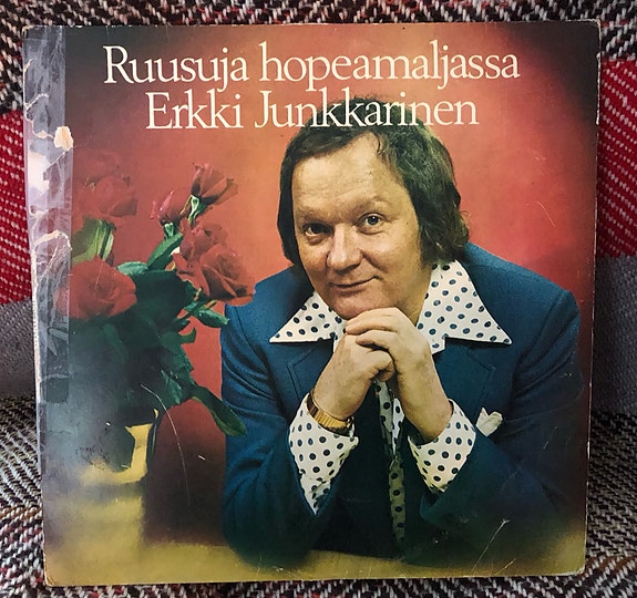Erkki Junkkarinen Ruusuja hopeamaljassa v.1976