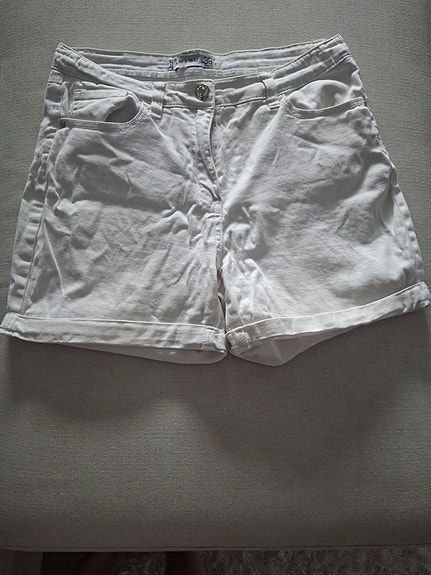 valkoiset shortsit M