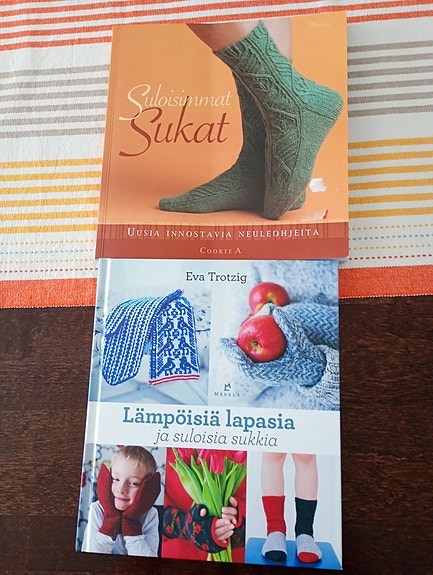 Neulekirjat sukat ja lapaset