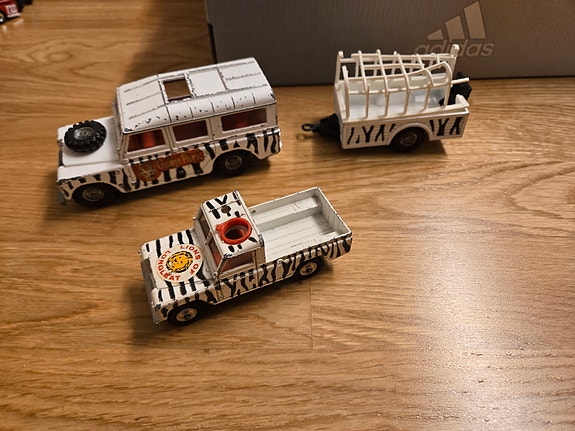 2 x Corgi Land Rover 109 safari/maastoauto