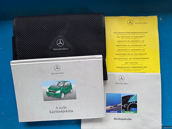 Mercedes-Benz A-sarja käyttöohjekirja ja kotelo