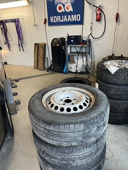 Vw Transporter 215/65 16C Goodyear Kesärenkailla