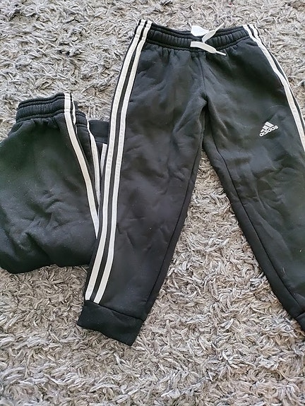 Kahdet Adidas lasten collegehousut, koko 116.